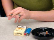 Une femme fume une cigarette.